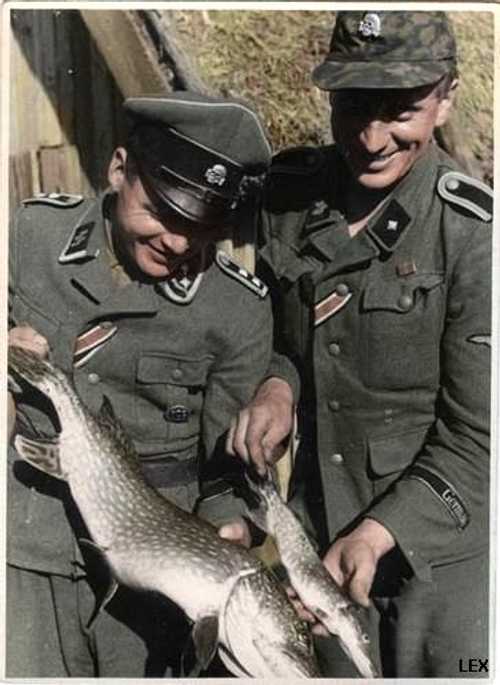 SS soldiers and fresh catch (col.)