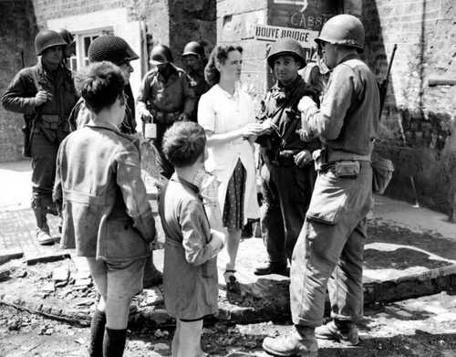 Red Cross lady and US soldiers