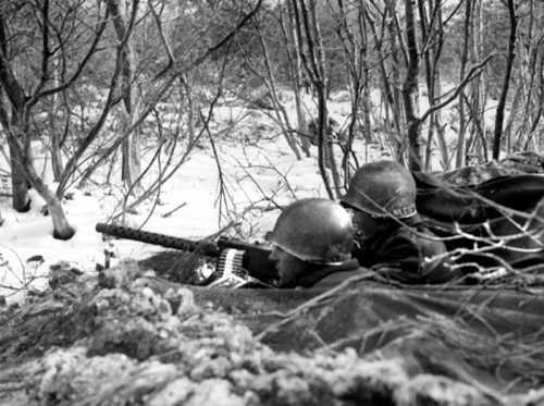 2 US Soldiers with .30 machine gun