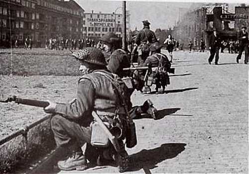 Canadian soldiers under sniper fire