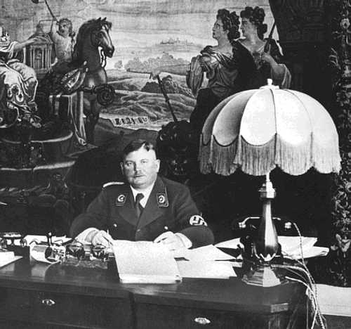 Desk Nazis (4).