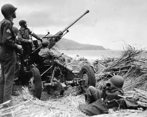 anti-aircraft gun with soldiers