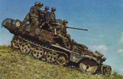 2 cm Flak in Sd.Kfz 10 haltfrack