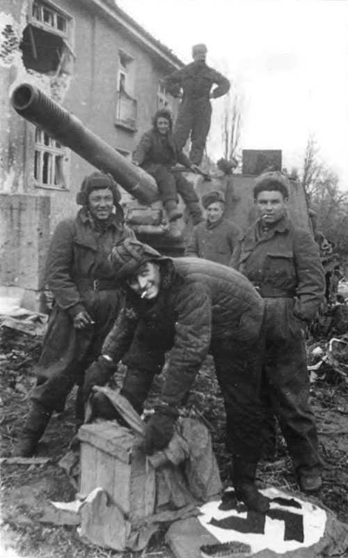 The crew of the SU-152