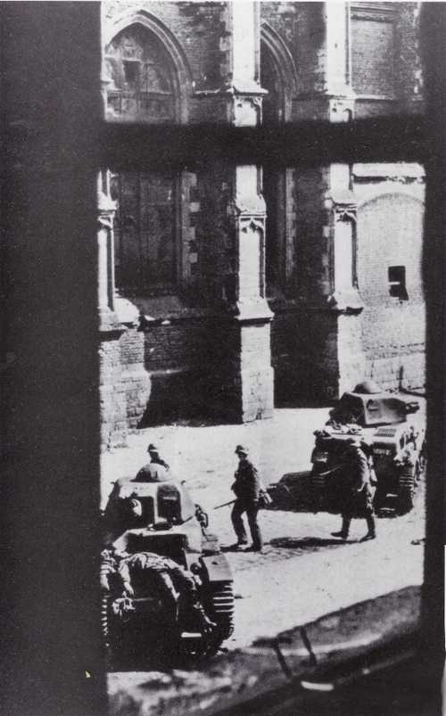 Waffen SS taking the town of Aire 1940