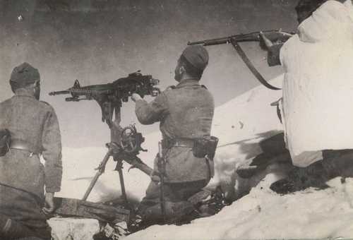Operating a machine gun