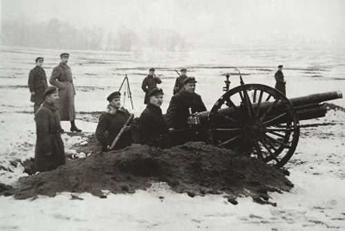 Lithuanian artilerymen with 76.2 mm model 1902 gun