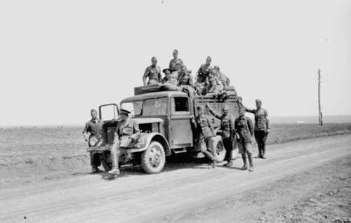 Romanian soldiers an trcuk (2)