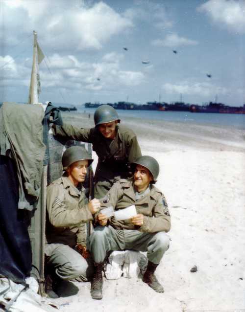 Soldiers receive mail