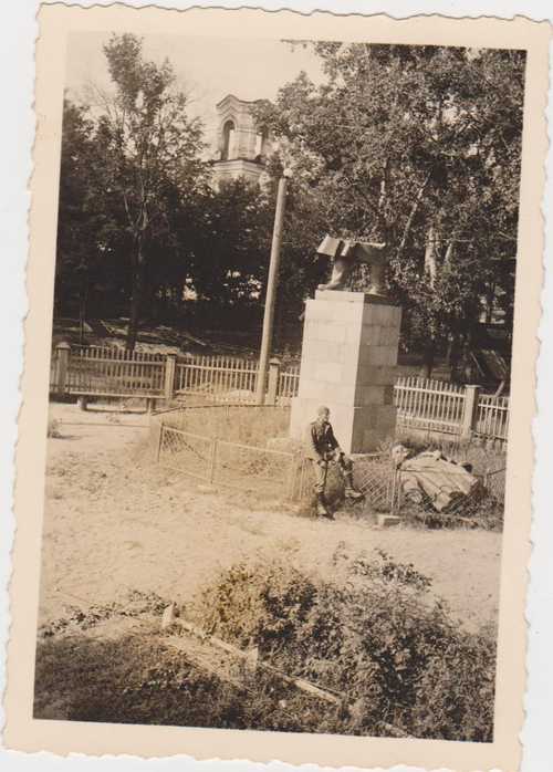 German by destroyed statue of Lenin