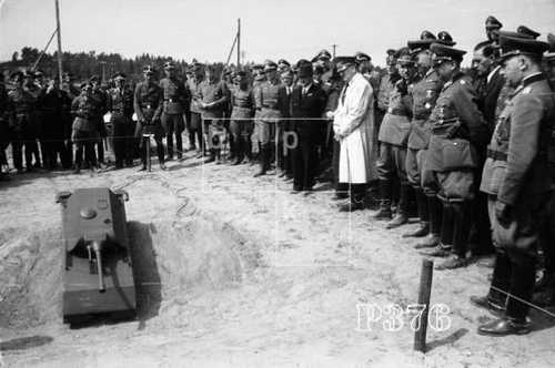 Hitler viewing the Panzerkampfwagen 8 Maus Model