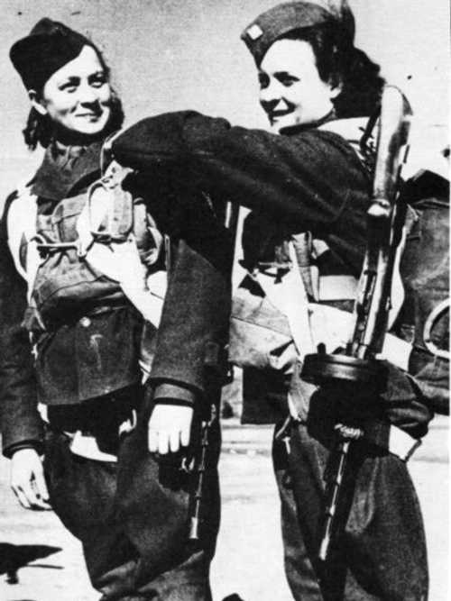 Women paratroopers