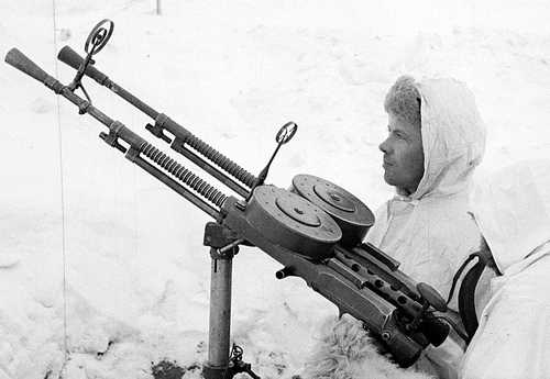 Camouflaged machine gunners