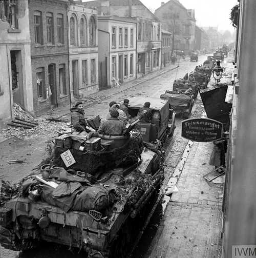 Long column of vehicles, waiting...