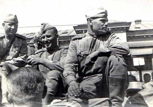 Soviet soldiers in liberated Bucharest