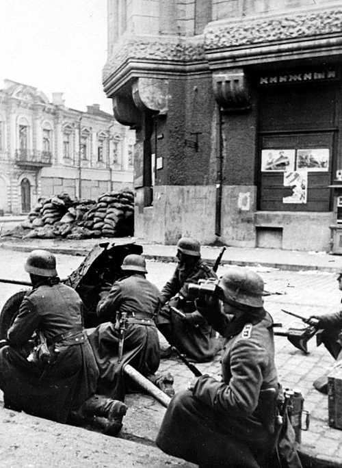 Anti-tank gun in street fighting