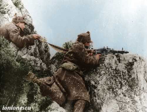 Romanian MG-42 team