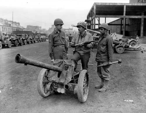 Officers discuss cannon ammunition
