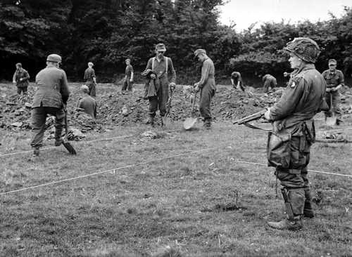 US Paratroopers Guarding POWs