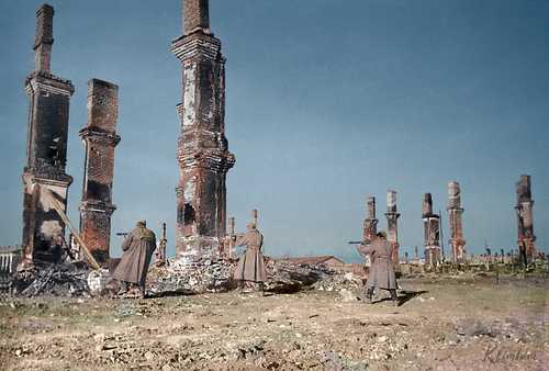 Red Army men attack on the outskirts of Stalingrad