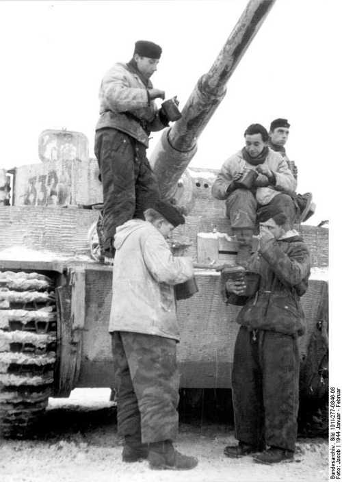 Tiger I crew eating.
