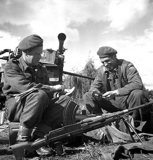 Canadian Gunners playing cribbage