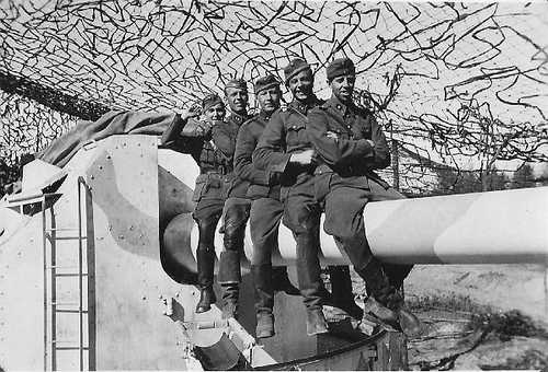Soldiers on a railway gun