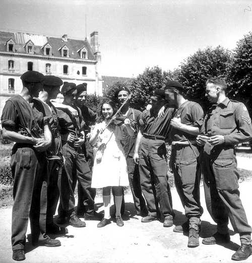 Violin tune for the troops
