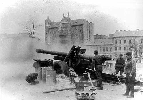 Soviet artillery in Budapest