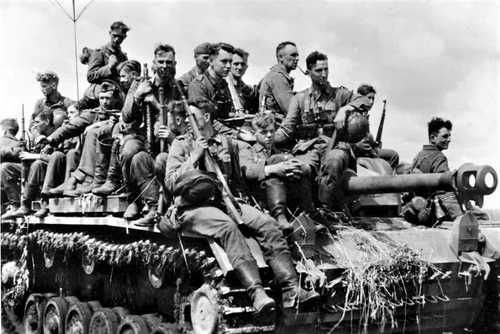 Grenadiers on a Sturmgeschütze