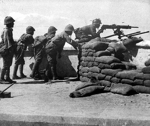 Japanese machine gun crew