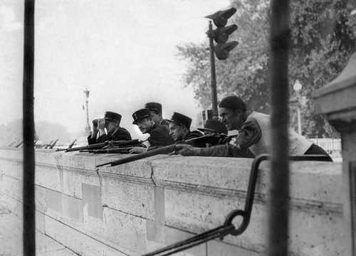 A fair cop - Paris, 1944.