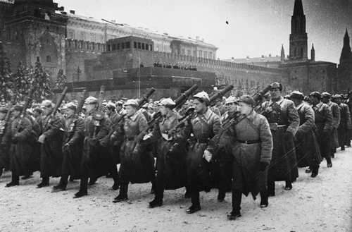 Red Army with Lewis LMGs