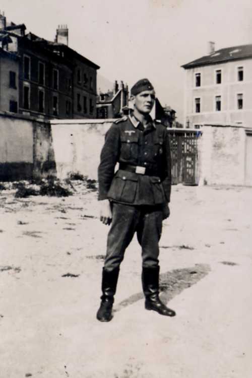 The last photo showing my grandfather alive !