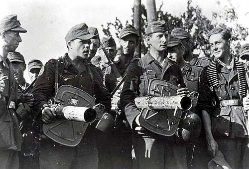 Soldiers with anti-tank weapon