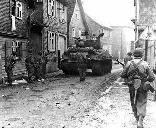 Soldiers follow tank