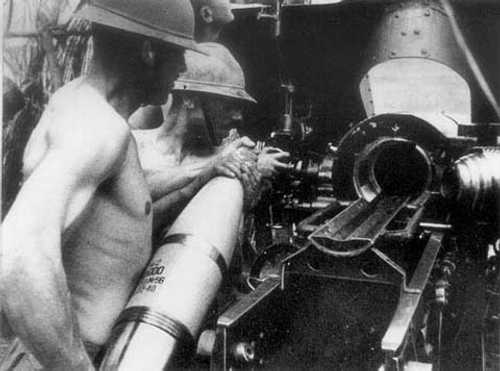 Gunners operating a 150mm Skoda M1934