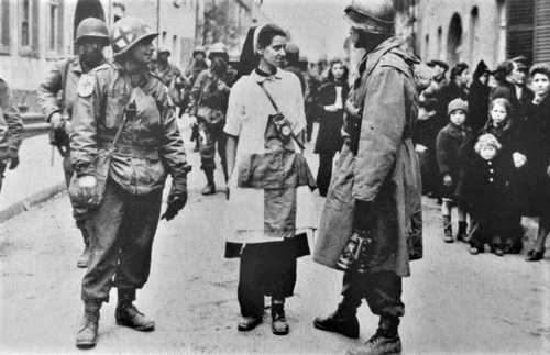 German nurse and American soldiers