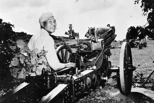 Chinese soldier with howitzer