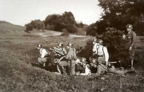Lithuanian army soldiers with mortar