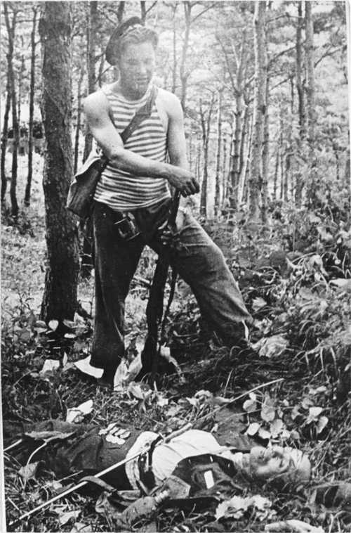 Soviet marine look at dead Japanese.