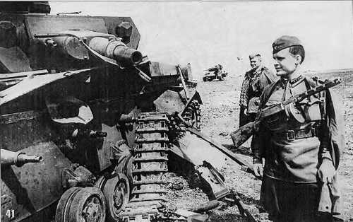 Pz.Kpfw.IV and Soviet soldiers