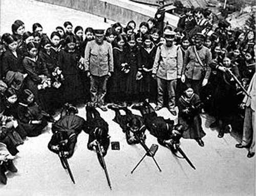 銃の訓練をする女学生