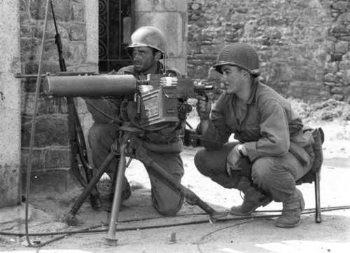 GIs with an old machine gun