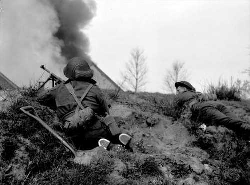 CANADIANS FIGHTING IN HOLLAND