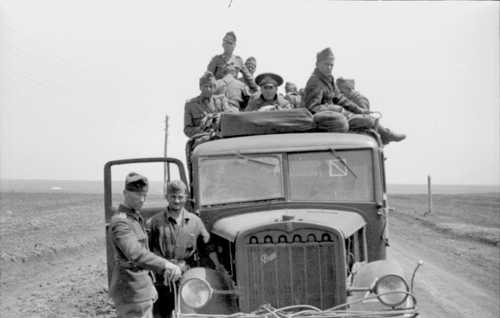 Romanian soldiers and truck (1)