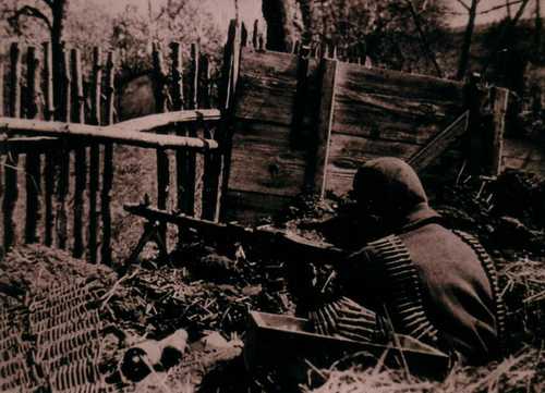 Mountain soldier with Maschinengewehr 7,92mm 34