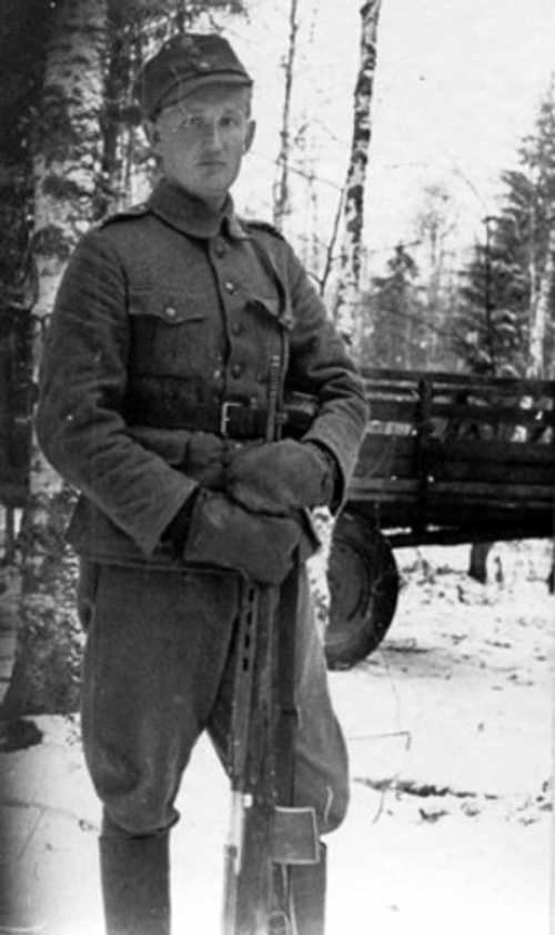 Sgt. Mallila with captured SVT-40