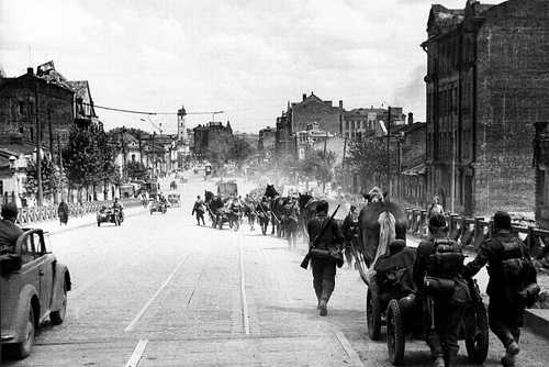 Advance through a Ukrainian city