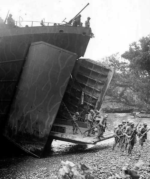 LST landing troops